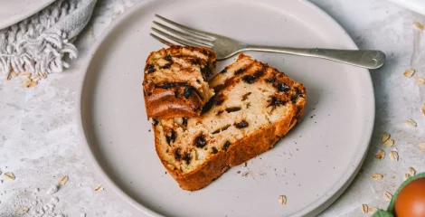 Zobeni banana kruh sa zrnatim sirom