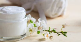 Od strija do ožiljaka - recept za prirodni maslac za mladoliku i glatku kožu